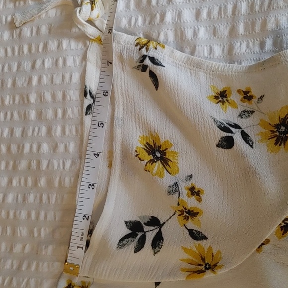 Women's Torrid Ivory Floral Short Sleeve Top Size 0 (12) - Picture 9 of 11